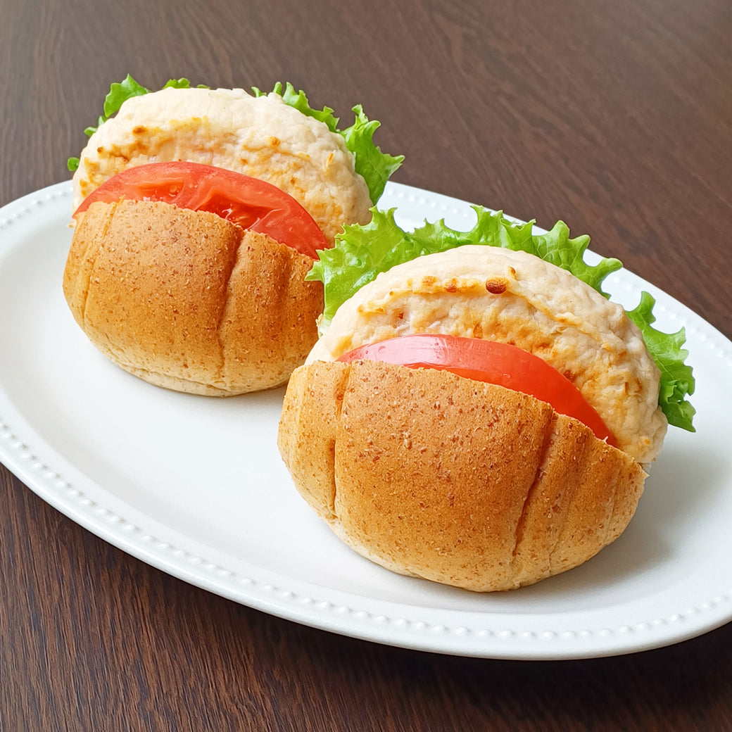 お魚ハンバーグ 鮭のテーブルロールサンド – カネテツデリカフーズ株式