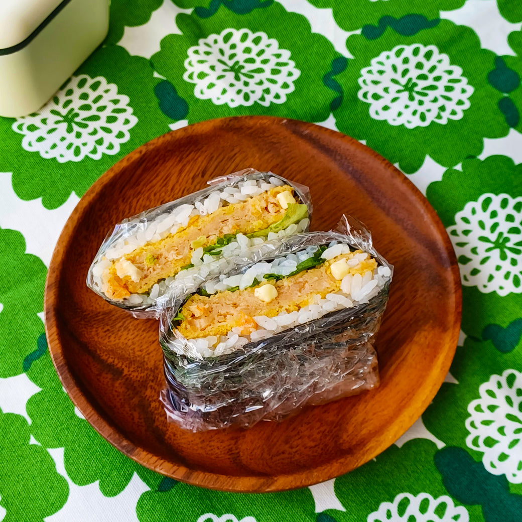 えびと3種のチーズメンチカツのおにぎらず