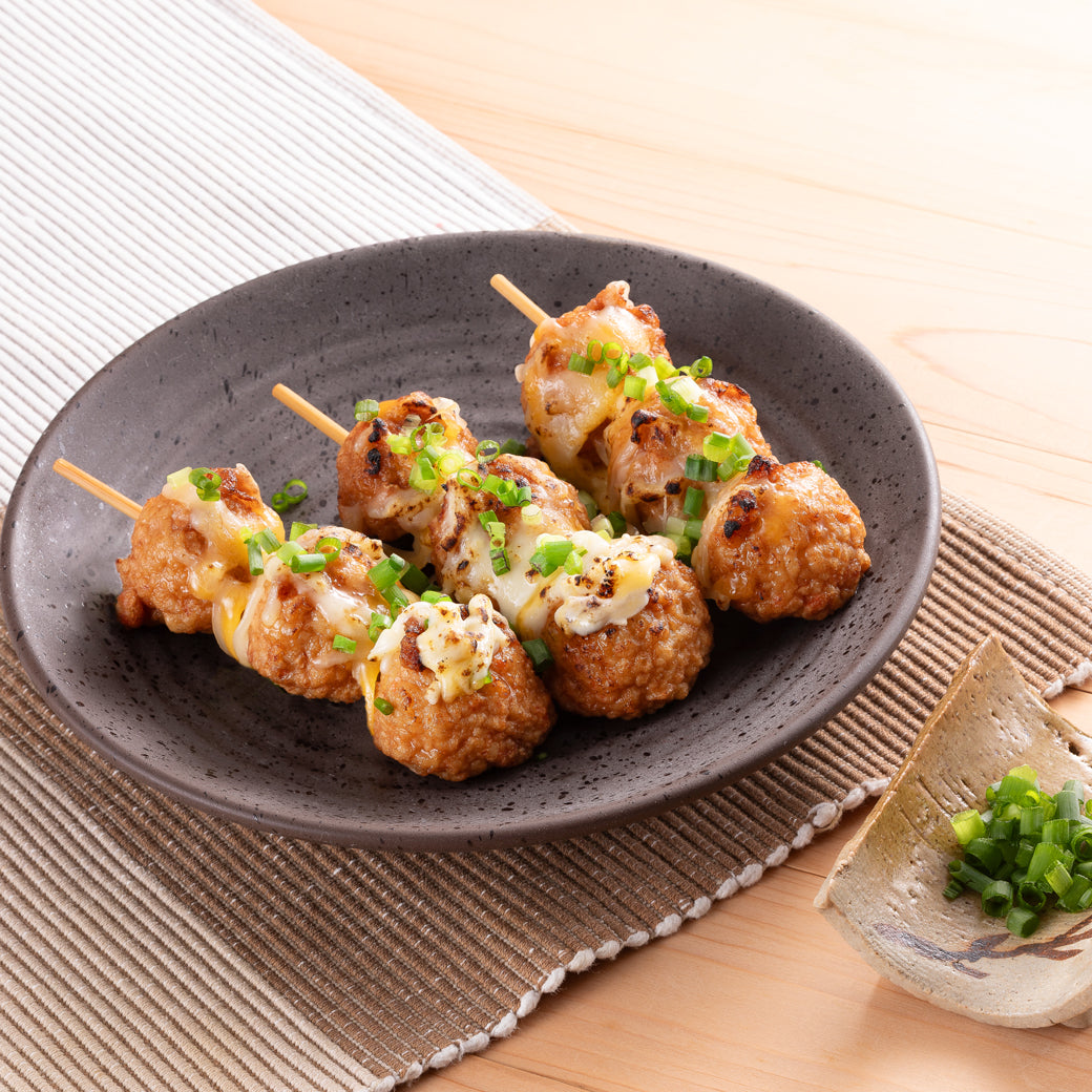 惣菜　なんこつ入り鶏つくね串のチーズ焼き